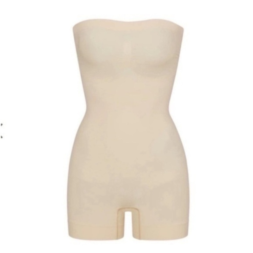 SKIMS SEAMLESS SCULPT STRAPLESS SHORTIE BODYSUIT SAND XS